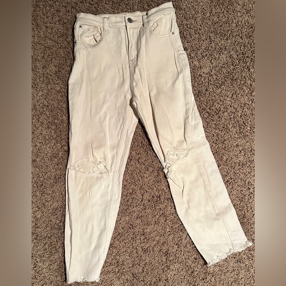 BDG Women’s Girlfriend Highrise Jean. Size 29. Off white Rough hem/Destruction
